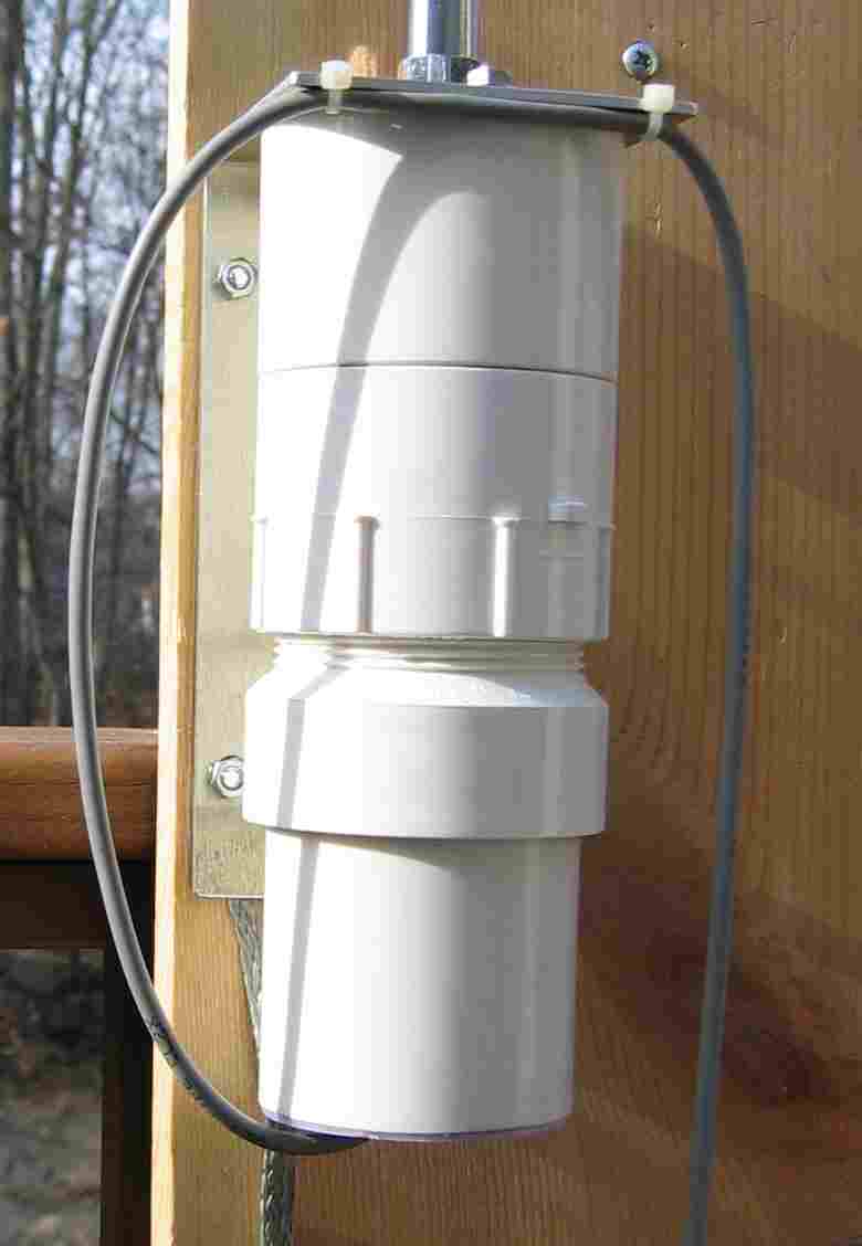 Outdoor pole-mounted AM transmitter